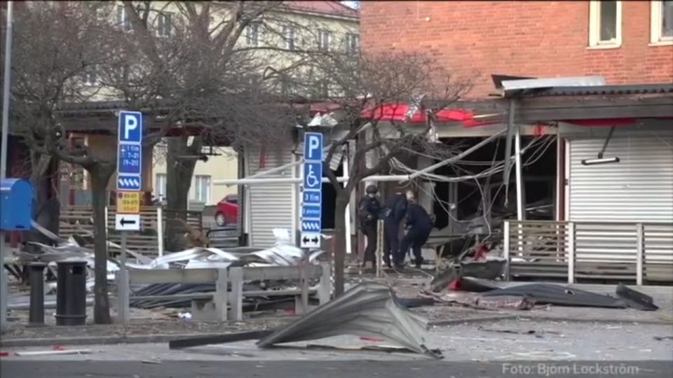 Wybuch, który miał miejsce przy jednej ze stacji miejskiej kolejki, zniszczył część budynku, w którym mieściła się kawiarnia i restauracja. Fot. svt.se