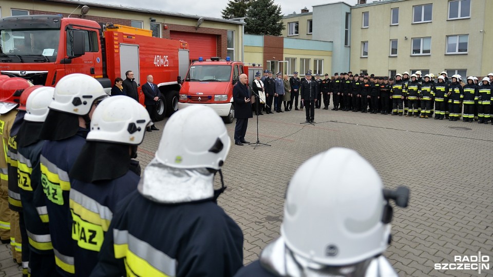 W piątek Państwowa Straż Pożarna w Łobzie otrzymała samochód, który jednorazowo może zabrać do gaszenia pożaru ponad 9 ton wody. Fot. Łukasz Szełemej [Radio Szczecin]