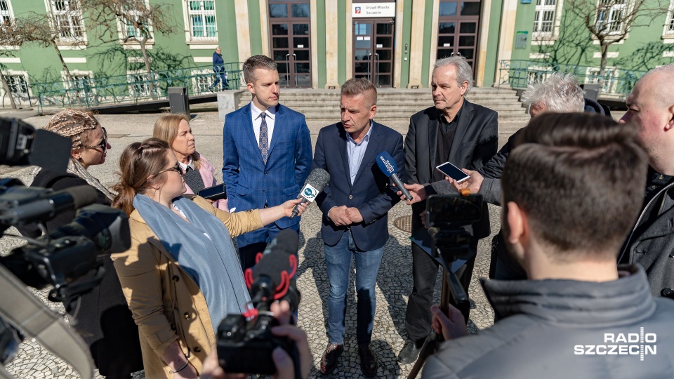 Nauczyciele i pracownicy oświaty, którzy będą brali udział w zaplanowanym na 8 kwietnia strajku powinni otrzymać pełne wynagrodzenie za czas protestu. To stanowisko polityków Platformy Obywatelskiej, którzy w poniedziałek wystosowali do Piotra Krzystka st