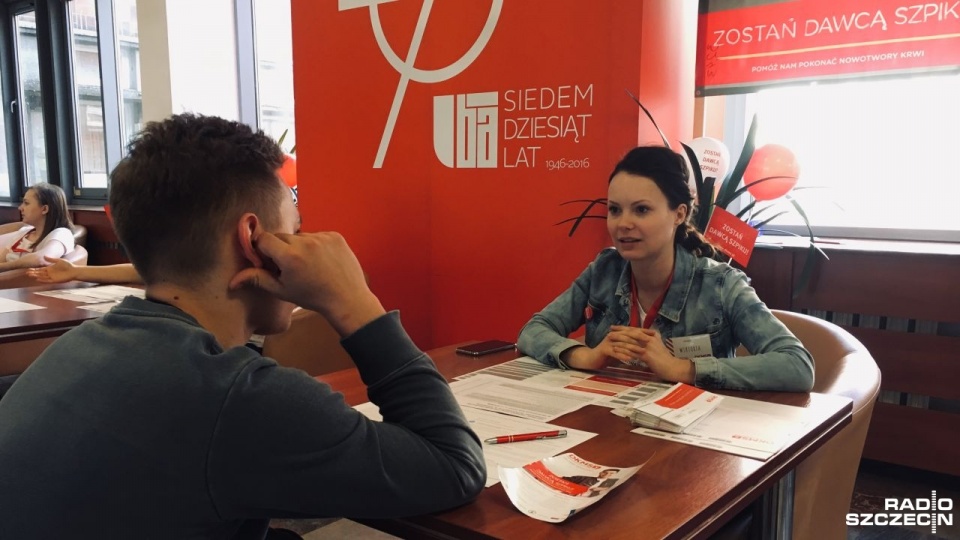 Wolontariusze wyszli do studentów w szczecińskich uczelniach i informują o tym, jak można uratować komuś życie i przekazać komórki swojemu "genetycznemu bliźniakowi". Fot. Bartłomiej Czetowicz [Radio Szczecin]