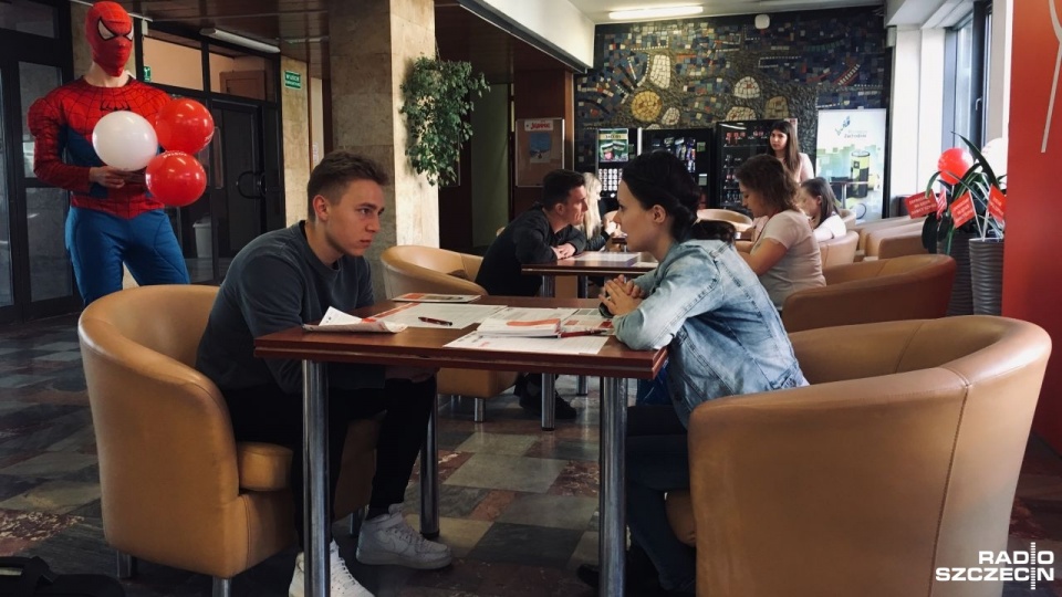 Wolontariusze wyszli do studentów w szczecińskich uczelniach i informują o tym, jak można uratować komuś życie i przekazać komórki swojemu "genetycznemu bliźniakowi". Fot. Bartłomiej Czetowicz [Radio Szczecin]