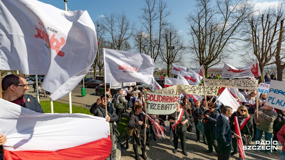 Protest "Solidarności" przed Urzędem Wojewódzkim w Szczecinie trwał nieco ponad godzinę. Manifestacje odbyły się w 16 miastach wojewódzkich w kraju. Fot. Robert Stachnik [Radio Szczecin]