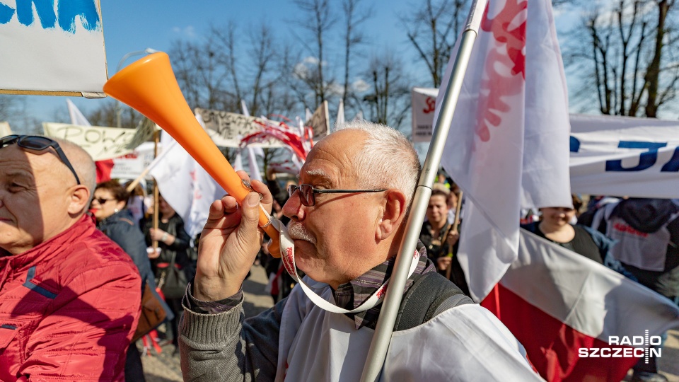Protest "Solidarności" przed Urzędem Wojewódzkim w Szczecinie trwał nieco ponad godzinę. Manifestacje odbyły się w 16 miastach wojewódzkich w kraju. Fot. Robert Stachnik [Radio Szczecin]