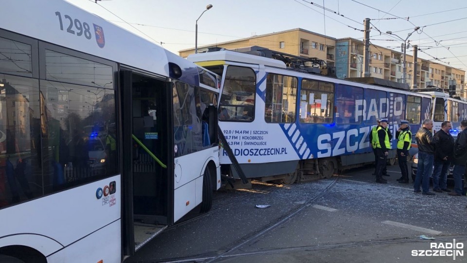 Wypadek w centrum Szczecina. Kilkanaście osób rannych, w tym jedna ciężko. Fot. Robert Stachnik [Radio Szczecin]