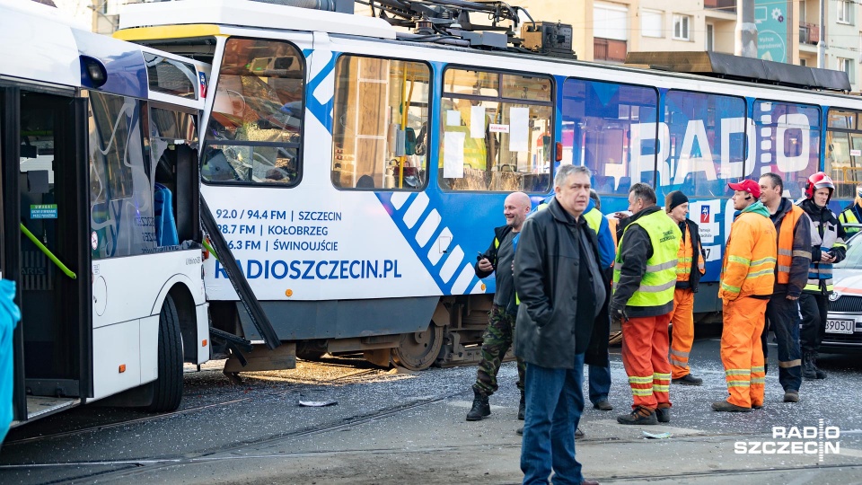 Wypadek w centrum Szczecina. Kilkanaście osób rannych, w tym jedna ciężko. Fot. Robert Stachnik [Radio Szczecin]