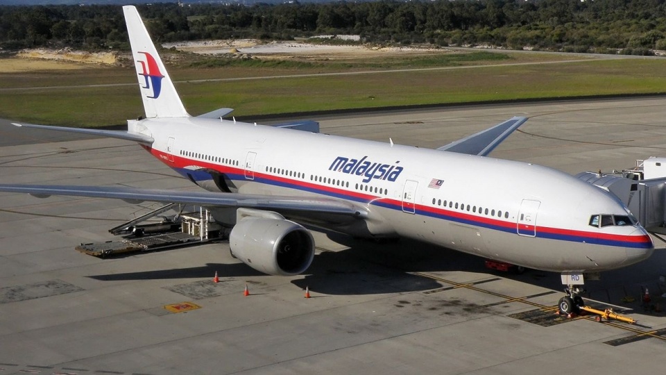 Samolot Boeing 777 nr rej. 9M-MRD Malaysia Airlines, który został zestrzelony 17 lipca 2014 roku. Fot. źródło: wikipedia.org/wiki/Plik:Malaysia_Airlines_Boeing_777-200ER_PER_Koch-2.