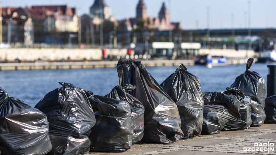 Od ubiegłego lata na odcinku między Mostem Długim a Trasą Zamkową po stronie Łasztowni można pić legalnie napoje, w których stężenie alkoholu nie przekracza 12 procent. Fot. Kamila Kozioł [Radio Szczecin]