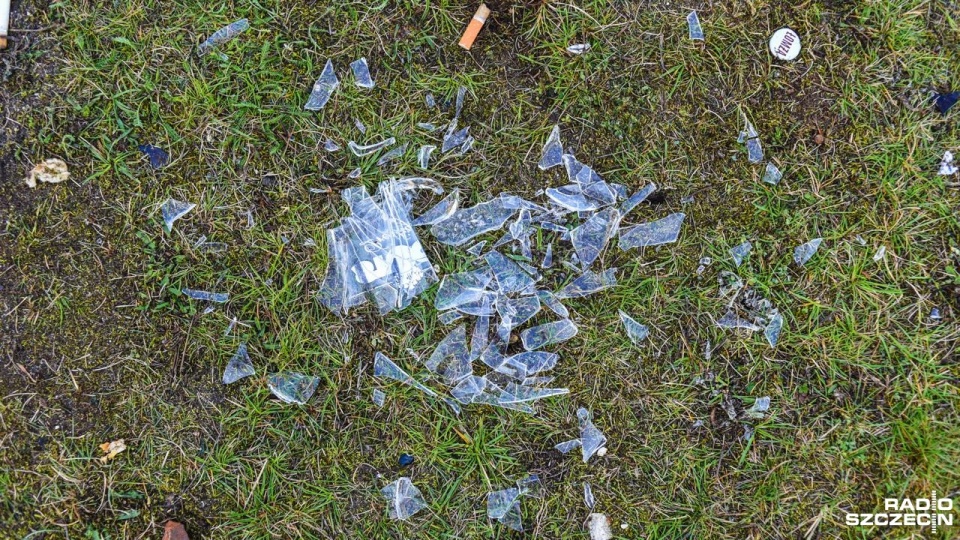 Od ubiegłego lata na odcinku między Mostem Długim a Trasą Zamkową po stronie Łasztowni można pić legalnie napoje, w których stężenie alkoholu nie przekracza 12 procent. Fot. Kamila Kozioł [Radio Szczecin]