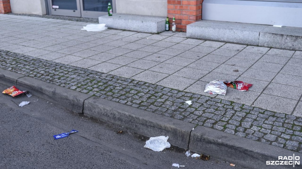 Od ubiegłego lata na odcinku między Mostem Długim a Trasą Zamkową po stronie Łasztowni można pić legalnie napoje, w których stężenie alkoholu nie przekracza 12 procent. Fot. Kamila Kozioł [Radio Szczecin]