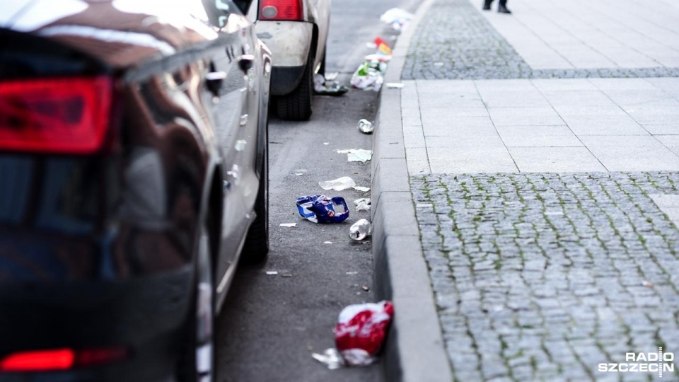 Od ubiegłego lata na odcinku między Mostem Długim a Trasą Zamkową po stronie Łasztowni można pić legalnie napoje, w których stężenie alkoholu nie przekracza 12 procent. Fot. Kamila Kozioł [Radio Szczecin]