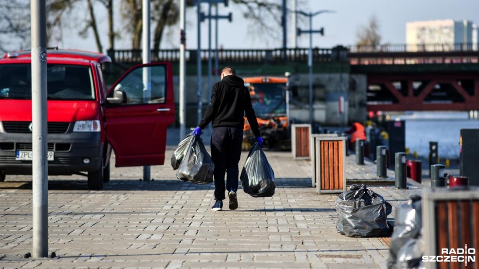 Od ubiegłego lata na odcinku między Mostem Długim a Trasą Zamkową po stronie Łasztowni można pić legalnie napoje, w których stężenie alkoholu nie przekracza 12 procent. Fot. Kamila Kozioł [Radio Szczecin]