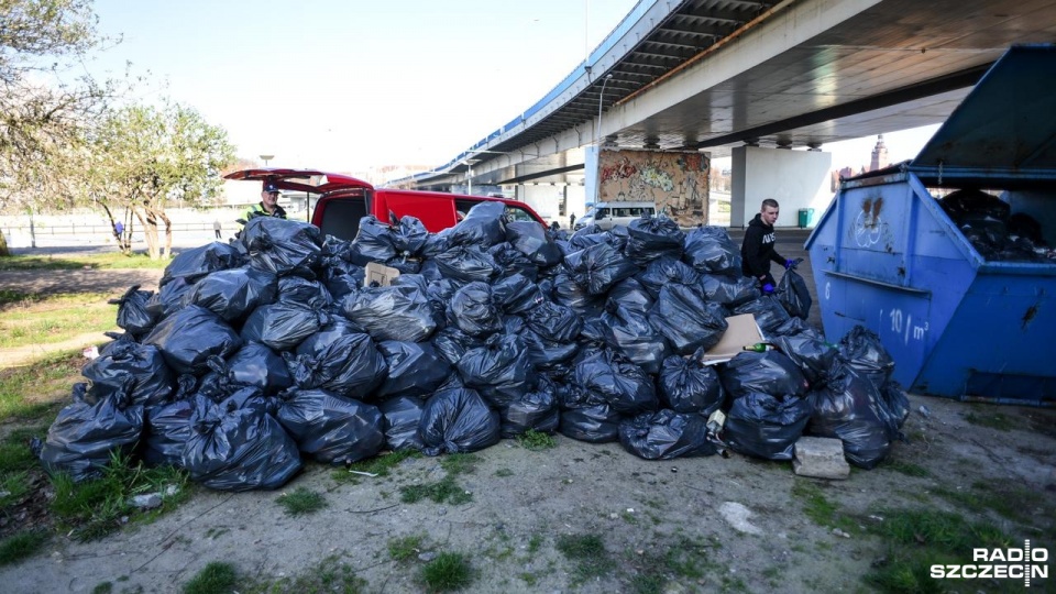 Od ubiegłego lata na odcinku między Mostem Długim a Trasą Zamkową po stronie Łasztowni można pić legalnie napoje, w których stężenie alkoholu nie przekracza 12 procent. Fot. Kamila Kozioł [Radio Szczecin]