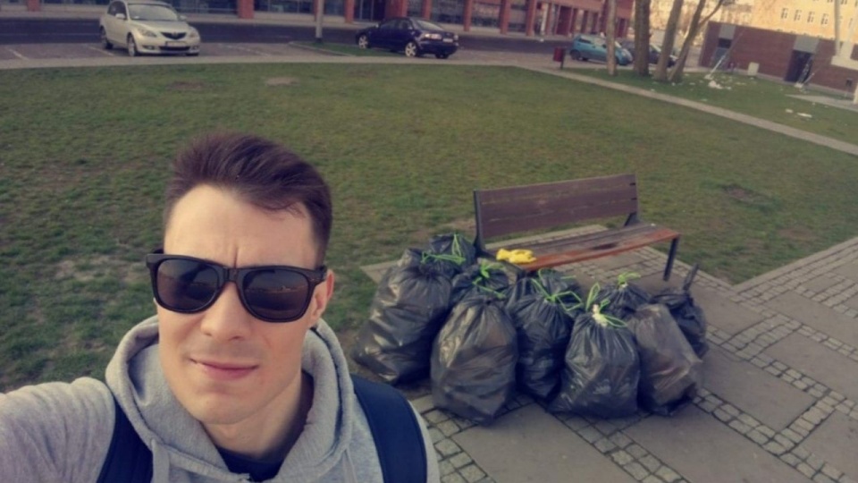 W sobotę Bulwar Gdyński pod szyldem Trash Challenge sprzątał miejski aktywista Igor Podeszwik. Fot. facebook.com/NowySzczecin/