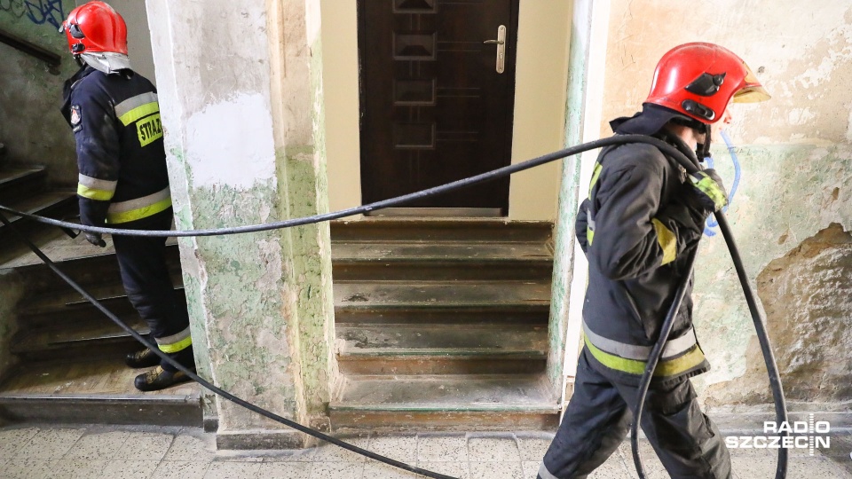 Dwie osoby odniosły obrażenia w wyniku pożaru mieszkania do jakiego doszło na 4. piętrze kamienicy przy ulicy Emilii Plater w Szczecinie. Fot. Robert Stachnik [Radio Szczecin]