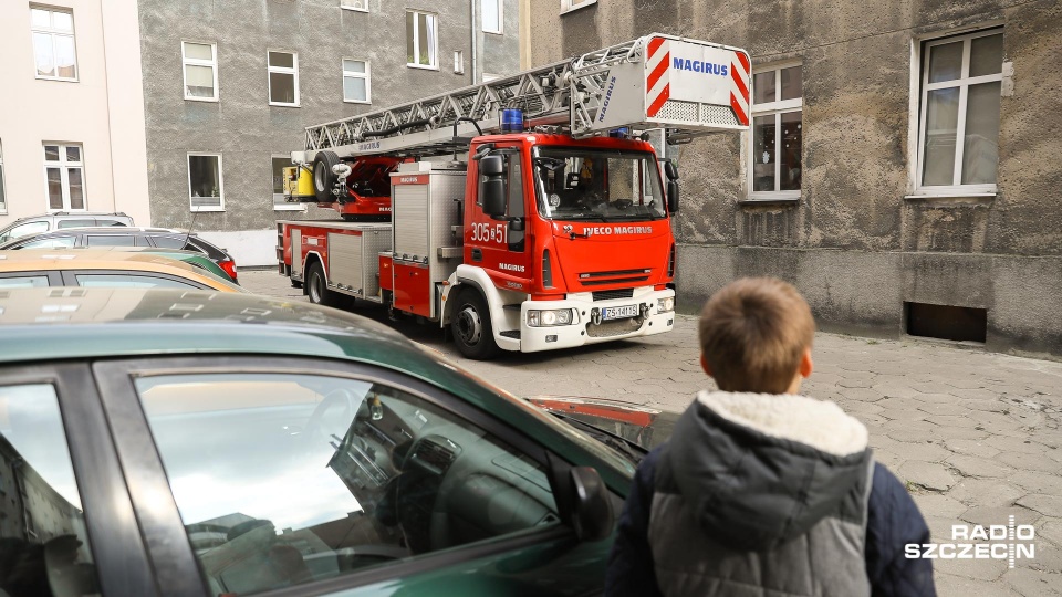 Dwie osoby odniosły obrażenia w wyniku pożaru mieszkania do jakiego doszło na 4. piętrze kamienicy przy ulicy Emilii Plater w Szczecinie. Fot. Robert Stachnik [Radio Szczecin]