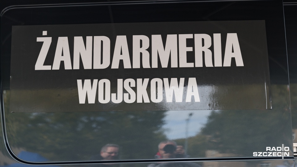 Żandarmeria Wojskowa zatrzymała byłego dowódcę rodzajów sił zbrojnych, generała broni Lecha M. oraz dwóch innych wojskowych. Fot. Robert Stachnik [Radio Szczecin]