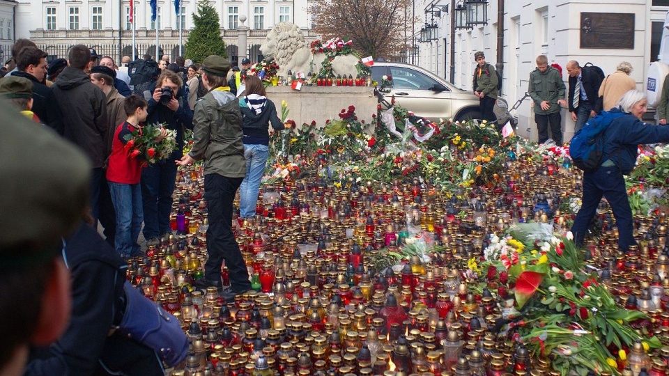 Kwiaty i znicze przed Pałacem Prezydenckim w Warszawie (10 kwietnia 2010). źródło: https://pl.wikipedia.org/wiki/Katastrofa_polskiego_Tu-154_w_Smole%C5%84sku