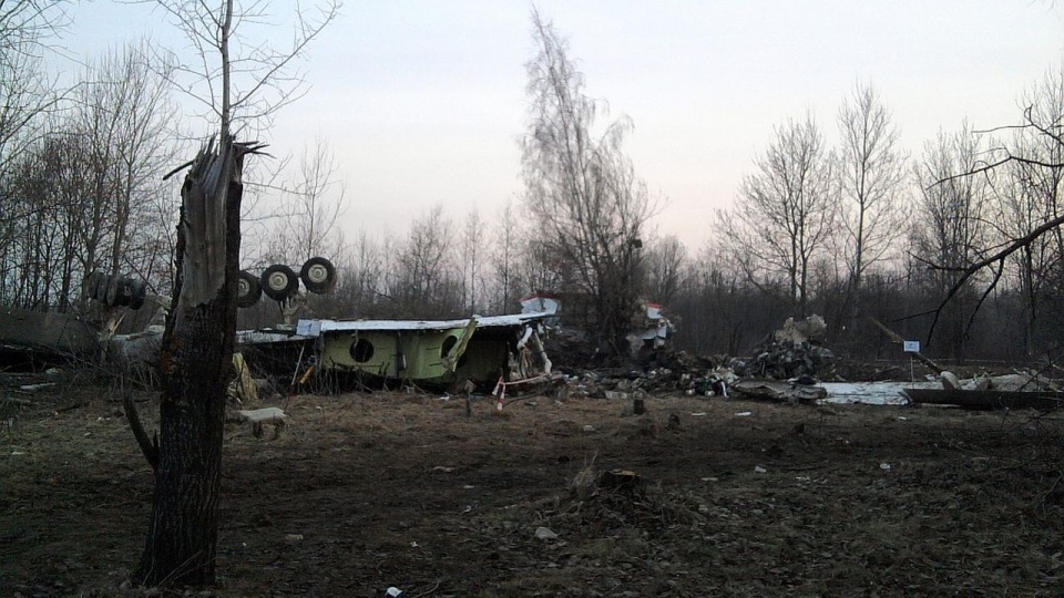 Uroczystości na miejscu tragedii rozpoczęły się o godz. 8.41 według czasu obowiązującego w Polsce. O tej godzinie - dziewięć lat temu na lotnisku Siewiernyj w Smoleńsku - rozbił się polski samolot Tu-154M. źródło: https://pl.wikipedia.org/wiki/Katastrofa_