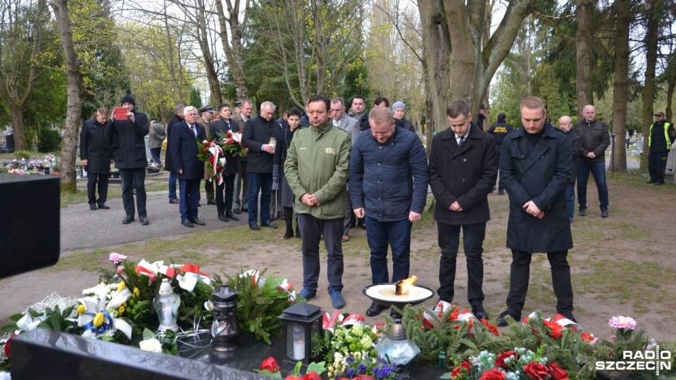 Przy grobie posła Sebastiana Karpiniuka rozpoczęły się w Kołobrzegu obchody 9. rocznicy Katastrofy Smoleńskiej. Fot. Przemysław Polanin [Radio Szczecin]