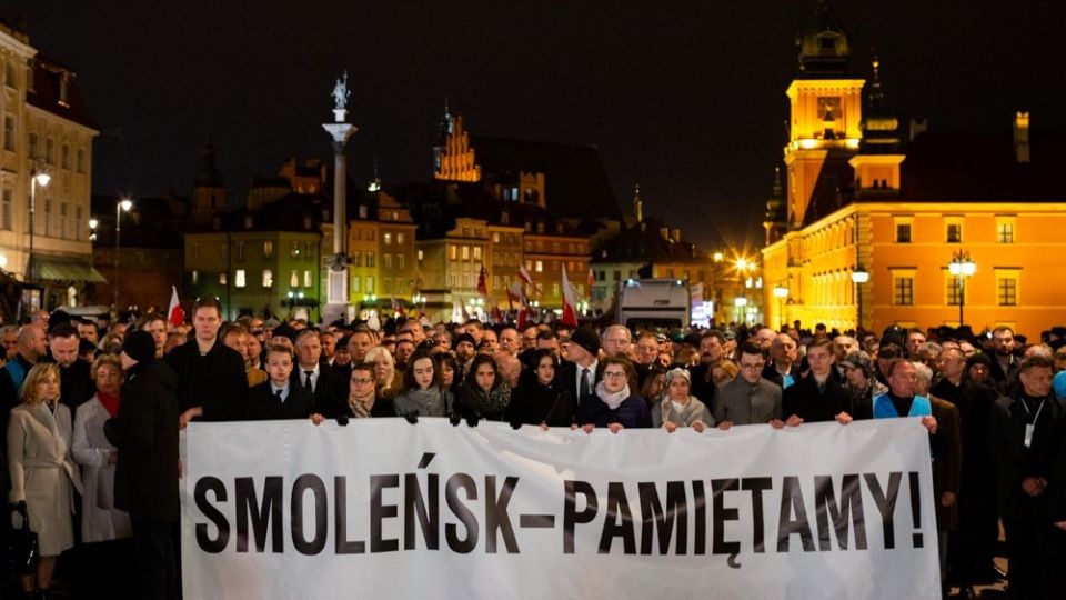 Uczestnicy „marszu pamięci” w Warszawie przeszli sprzed archikatedry świętego Jana Chrzciciela do Pałacu Prezydenckiego. Fot. twitter.com/pisorgpl
