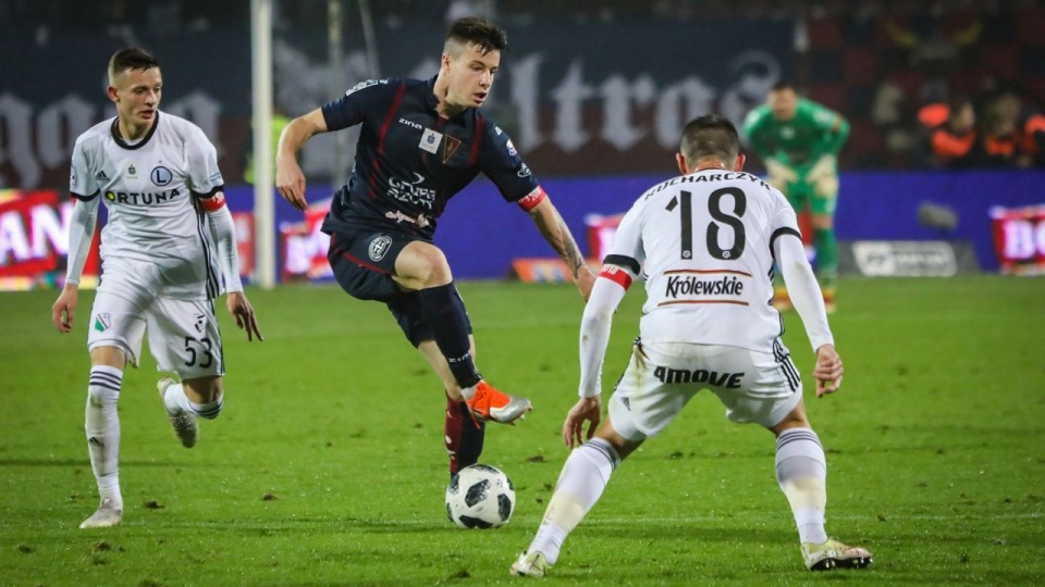 Sobotnie spotkanie Legii z Pogonią Szczecin rozpocznie się o godzinie 18 na stadionie przy ulicy Łazienkowskiej w Warszawie. źródło: https://www.pogonszczecin.pl/newsy/