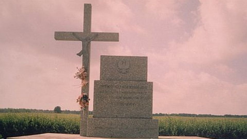 Pomnik upamiętniający poległych partyzantów i mieszkańców w Smoligowie. Fot. pl.wikipedia.org/wiki/Edciech
