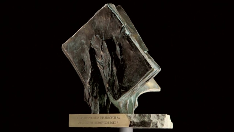 Statuetka "Wydarzenie Historyczne Roku". źródło: http://whr.muzhp.pl/#home