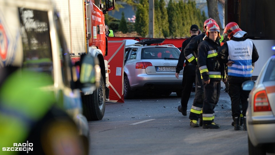 Samochód osobowy zderzył się z autobusem na ulicy Metalowej w Szczecinie. Do zdarzenia doszło na wysokości dworca Podjuchy. Fot. Łukasz Szełemej [Radio Szczecin]