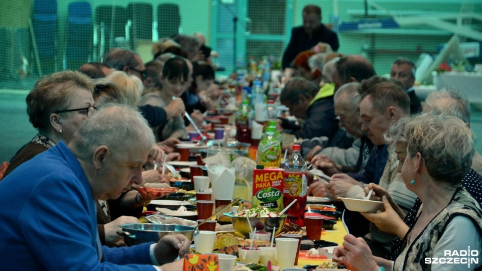 Prawie 300 osób wzięło udział w wielkanocnym śniadaniu dla osób samotnych w Kołobrzegu. Fot. Przemysław Polanin [Radio Szczecin]