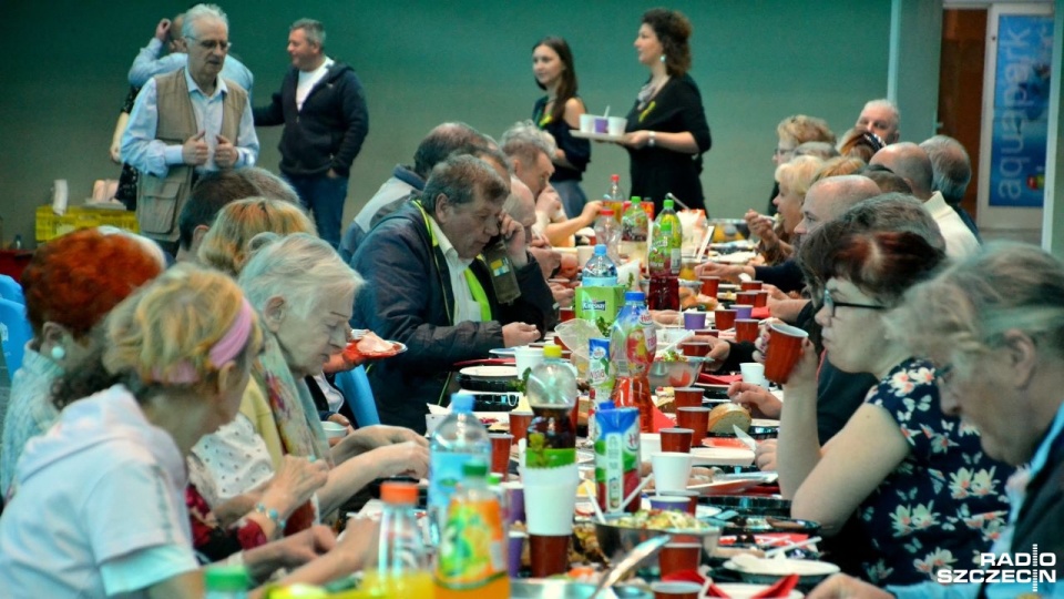 Prawie 300 osób wzięło udział w wielkanocnym śniadaniu dla osób samotnych w Kołobrzegu. Fot. Przemysław Polanin [Radio Szczecin]