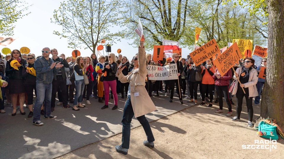 Prawie 500-osobowa demonstracja odbyła się przed siedzibą Zachodniopomorskiego Urzędu Wojewódzkiego. Wzięli w niej udział pracownicy oświaty niemal z całego regionu. Fot. Robert Stachnik [Radio Szczecin]