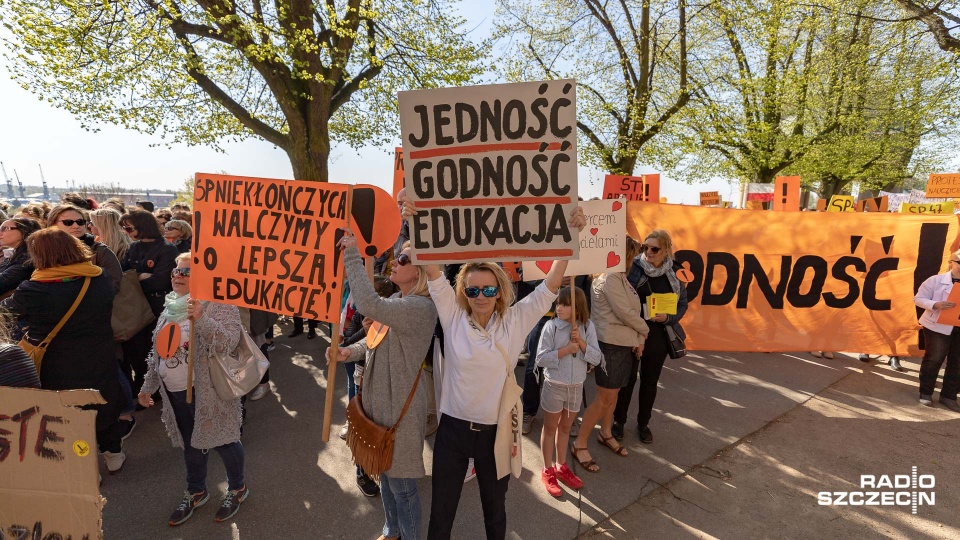 Prawie 500-osobowa demonstracja odbyła się przed siedzibą Zachodniopomorskiego Urzędu Wojewódzkiego. Wzięli w niej udział pracownicy oświaty niemal z całego regionu. Fot. Robert Stachnik [Radio Szczecin]