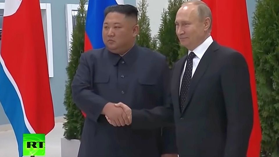Było to pierwsze spotkanie Kim Dzong Una z Władimirem Putinem. Fot. www.youtube.com/RT