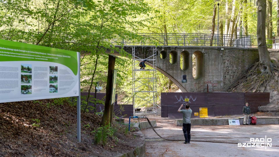 Modernizacja mostku przy Jeziorze Szmaragdowym. Fot. Robert Stachnik [Radio Szczecin]