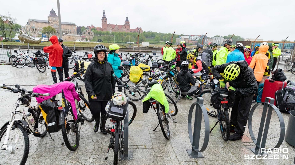 Rozpoczął się IX Rajd rowerowy dookoła Zalewu Szczecińskiego. To coroczna impreza. Fot. Robert Stachnik [Radio Szczecin]