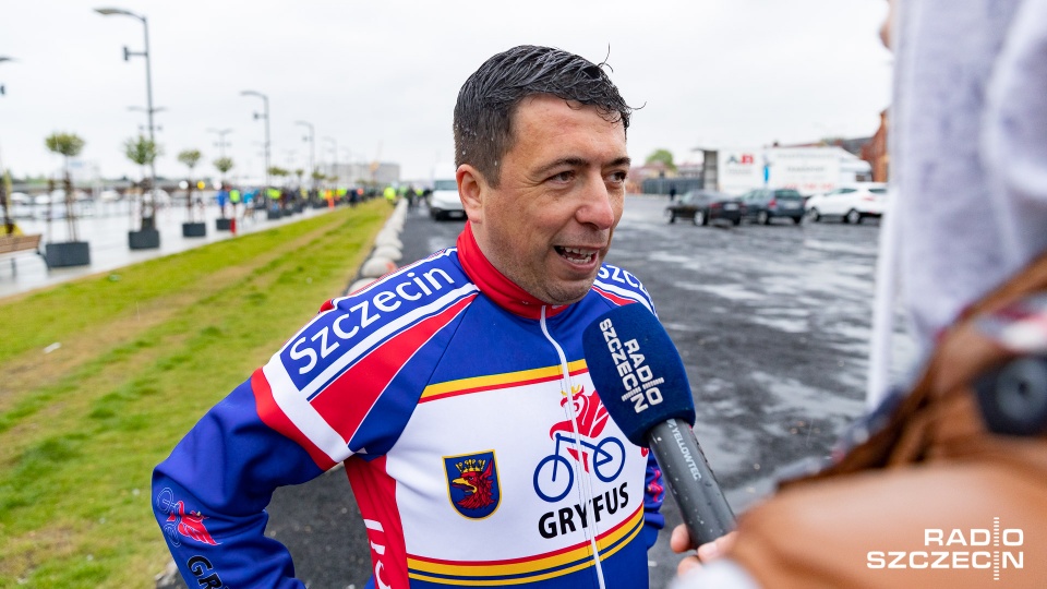 - Pogoda jest dziś wyzwaniem, ale prawdziwy rowerzysta pogody się nie boi - powiedział Paweł Malinowski ze Szczecińskiego Klubu Rowerowego Gryfus. Fot. Robert Stachnik [Radio Szczecin]