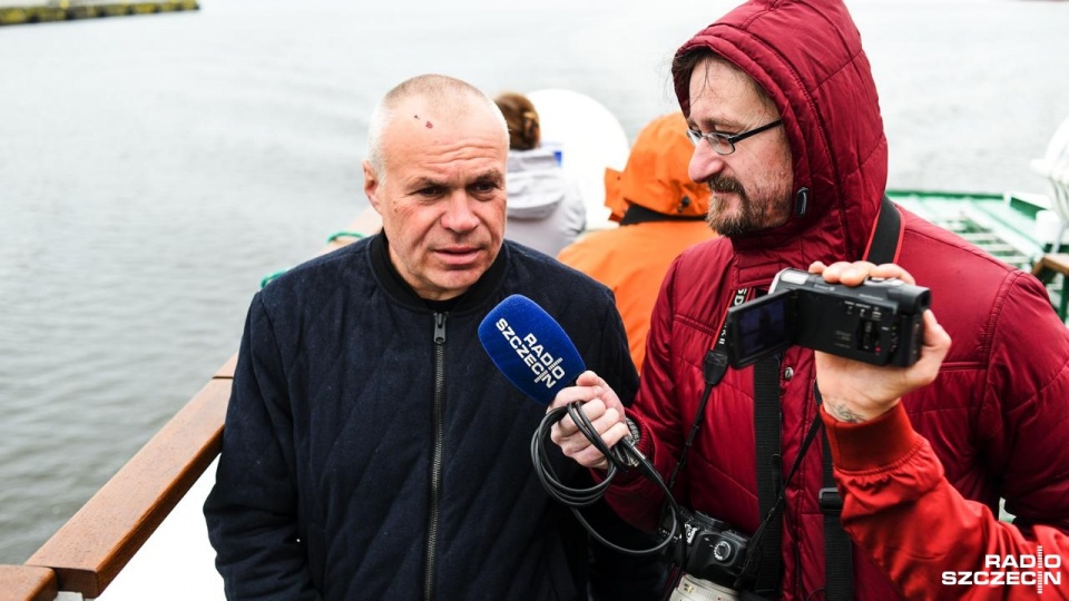 Ponad 150 osób, słuchaczy Radia Szczecin i audycji o fotografii Migawka wypłynęło w "Wiosenny rejs" do wraku "betonowca" na Jeziorze Dąbie. Fot. Kamila Kozioł [Radio Szczecin]