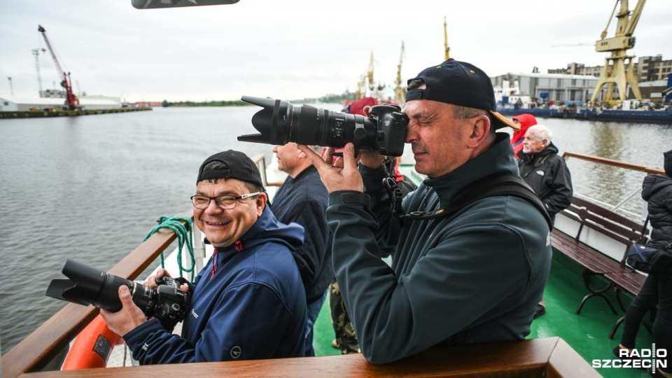 Ponad 150 osób, słuchaczy Radia Szczecin i audycji o fotografii Migawka wypłynęło w "Wiosenny rejs" do wraku "betonowca" na Jeziorze Dąbie. Fot. Kamila Kozioł [Radio Szczecin]