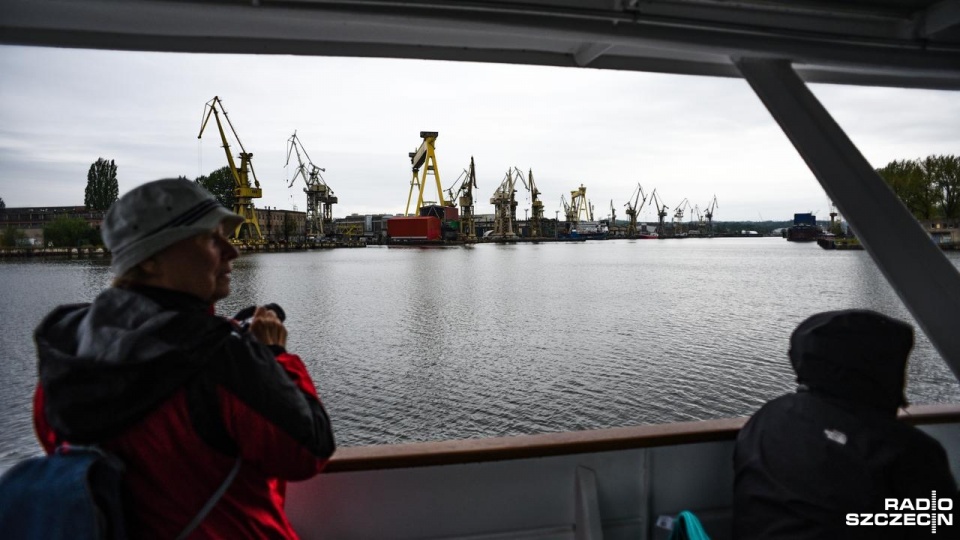 Ponad 150 osób, słuchaczy Radia Szczecin i audycji o fotografii Migawka wypłynęło w "Wiosenny rejs" do wraku "betonowca" na Jeziorze Dąbie. Fot. Kamila Kozioł [Radio Szczecin]