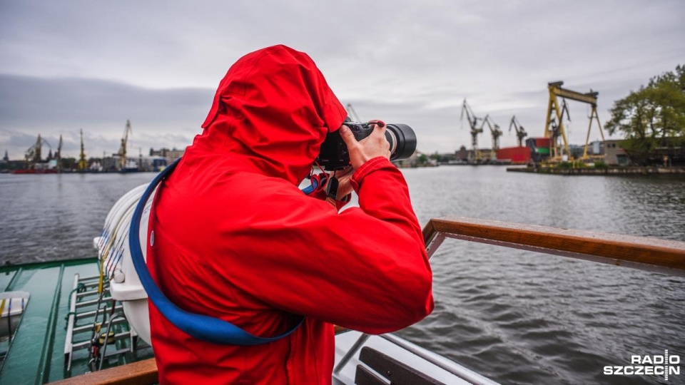 Ponad 150 osób, słuchaczy Radia Szczecin i audycji o fotografii Migawka wypłynęło w "Wiosenny rejs" do wraku "betonowca" na Jeziorze Dąbie. Fot. Kamila Kozioł [Radio Szczecin]