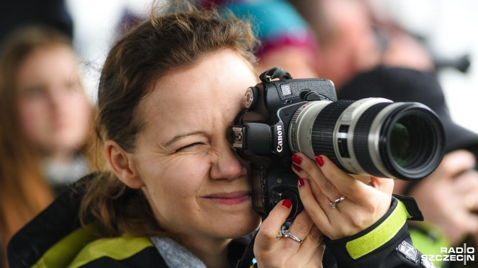 Ponad 150 osób, słuchaczy Radia Szczecin i audycji o fotografii Migawka wypłynęło w "Wiosenny rejs" do wraku "betonowca" na Jeziorze Dąbie. Fot. Kamila Kozioł [Radio Szczecin]