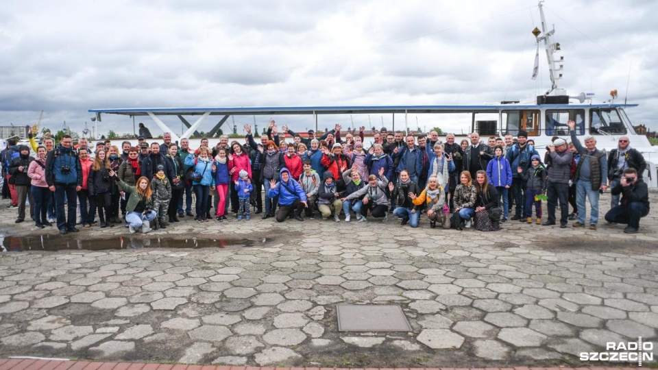 Ponad 150 osób, słuchaczy Radia Szczecin i audycji o fotografii Migawka wypłynęło w "Wiosenny rejs" do wraku "betonowca" na Jeziorze Dąbie. Fot. Kamila Kozioł [Radio Szczecin]