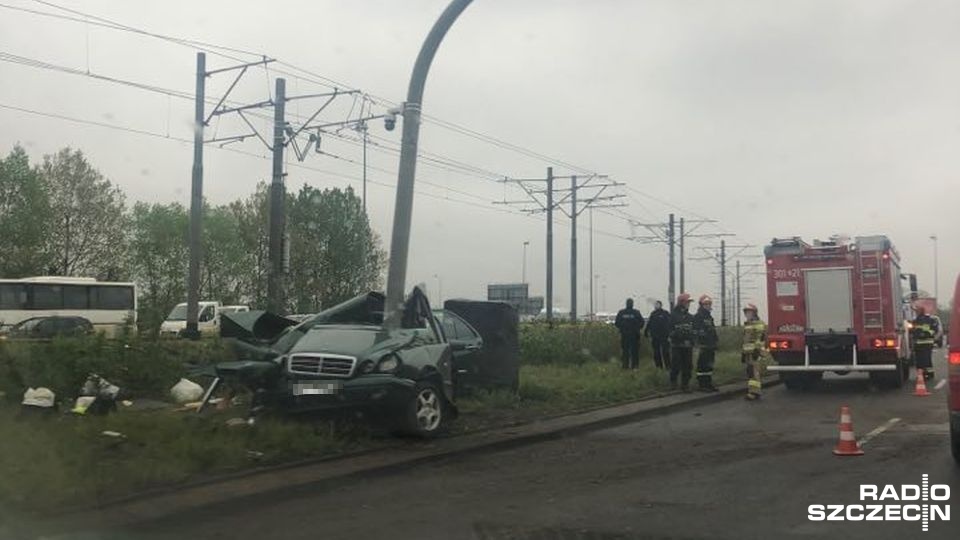 Samochód uderzył w latarnię za Basenem Górniczym przy wjeździe na Most Pionierów w Szczecinie. Kierowca zginął na miejscu. Fot. Tobiasz Madejski [Radio Szczecin]