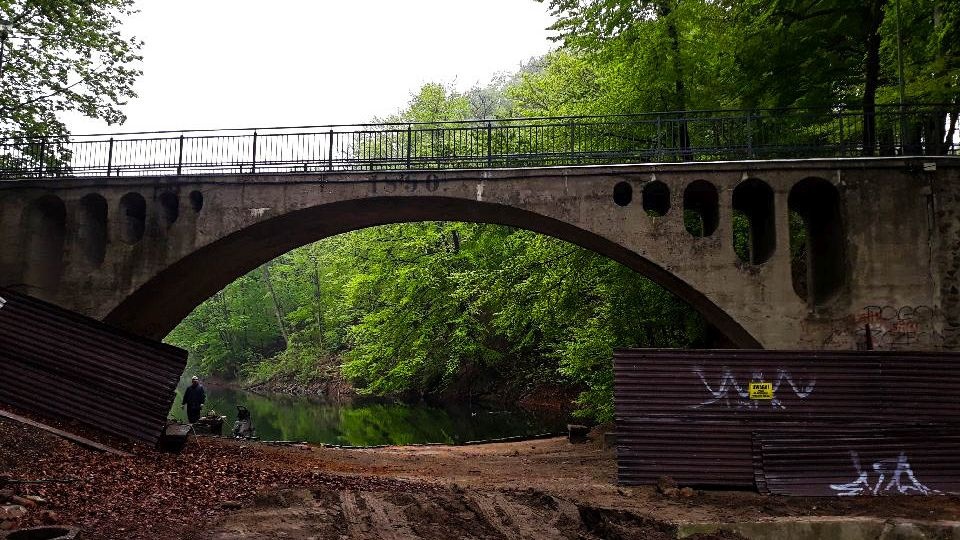 Podczas czyszczenia mostku odkryto napis: 1890. To najprawdopodobniej data budowy obiektu. Fot. ZUK