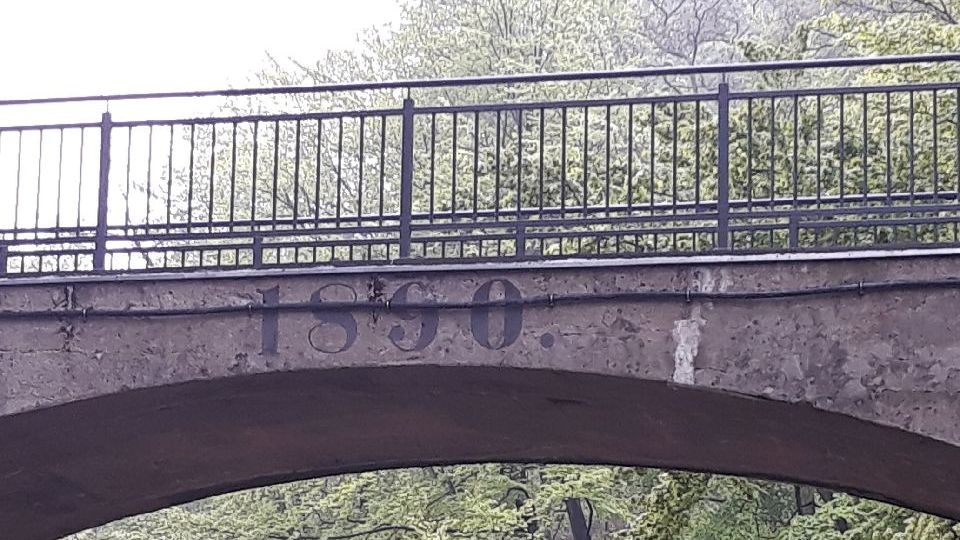 Podczas czyszczenia mostku odkryto napis: 1890. To najprawdopodobniej data budowy obiektu. Fot. ZUK