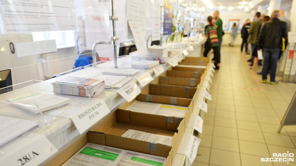 Papierkową robotę urzędnicy wykonają za podatników, którzy rozliczają się na formularzach PIT-37 oraz PIT-38. Fot. Łukasz Szełemej [Radio Szczecin]