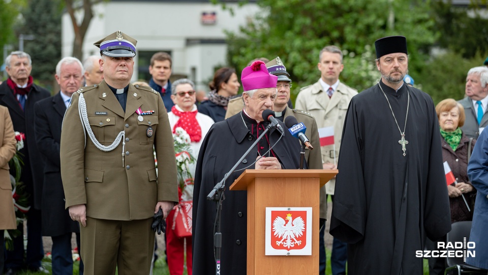 Miejskie obchody Dnia Flagi Rzeczypospolitej Polskiej odbyły się w samo południe przy Pomniku Czynu Polaków na Jasnych Błoniach w Szczecinie. Fot. Robert Stachnik [Radio Szczecin]