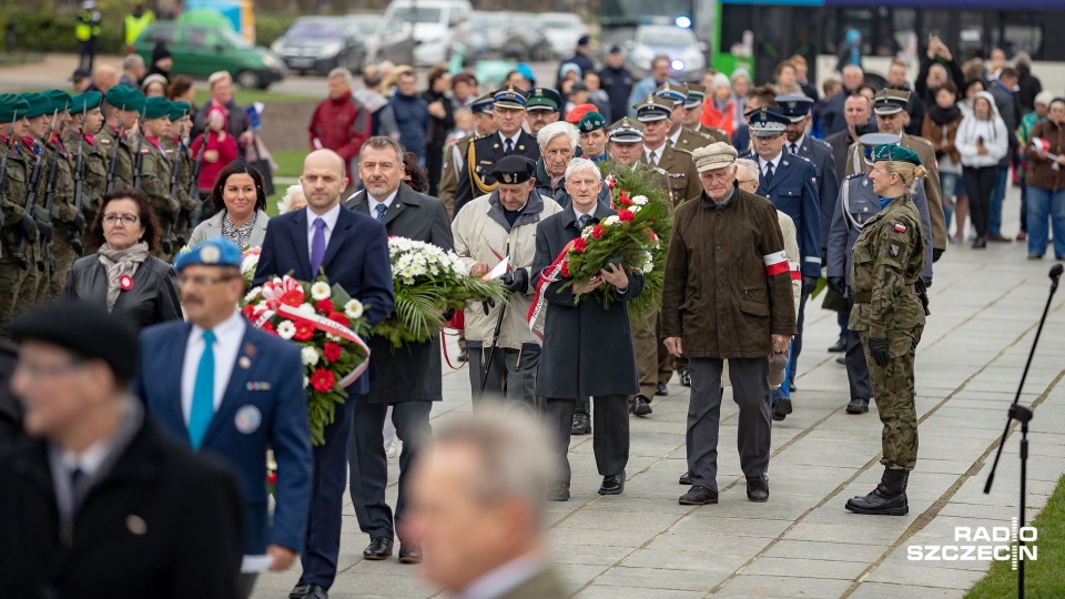 Miejskie obchody Dnia Flagi Rzeczypospolitej Polskiej odbyły się w samo południe przy Pomniku Czynu Polaków na Jasnych Błoniach w Szczecinie. Fot. Robert Stachnik [Radio Szczecin]