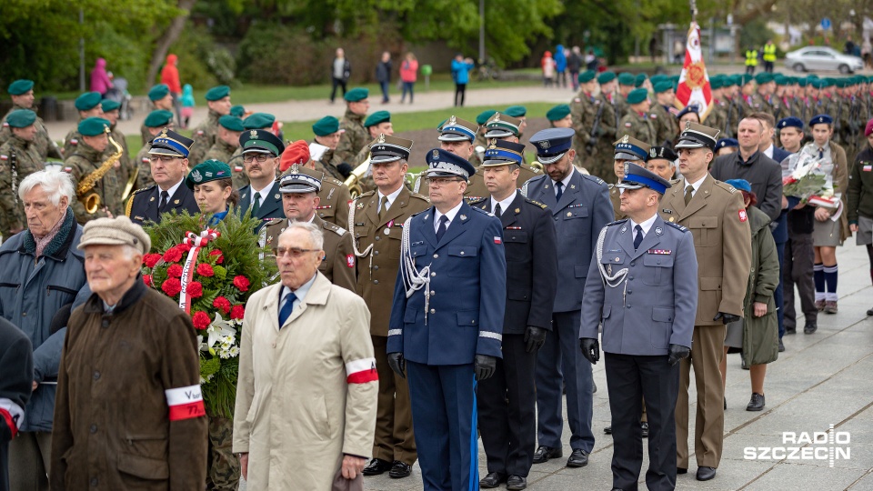 Miejskie obchody Dnia Flagi Rzeczypospolitej Polskiej odbyły się w samo południe przy Pomniku Czynu Polaków na Jasnych Błoniach w Szczecinie. Fot. Robert Stachnik [Radio Szczecin]