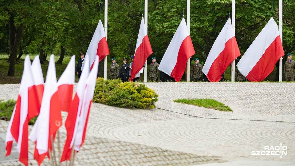 Miejskie obchody Dnia Flagi Rzeczypospolitej Polskiej odbyły się w samo południe przy Pomniku Czynu Polaków na Jasnych Błoniach w Szczecinie. Fot. Robert Stachnik [Radio Szczecin]